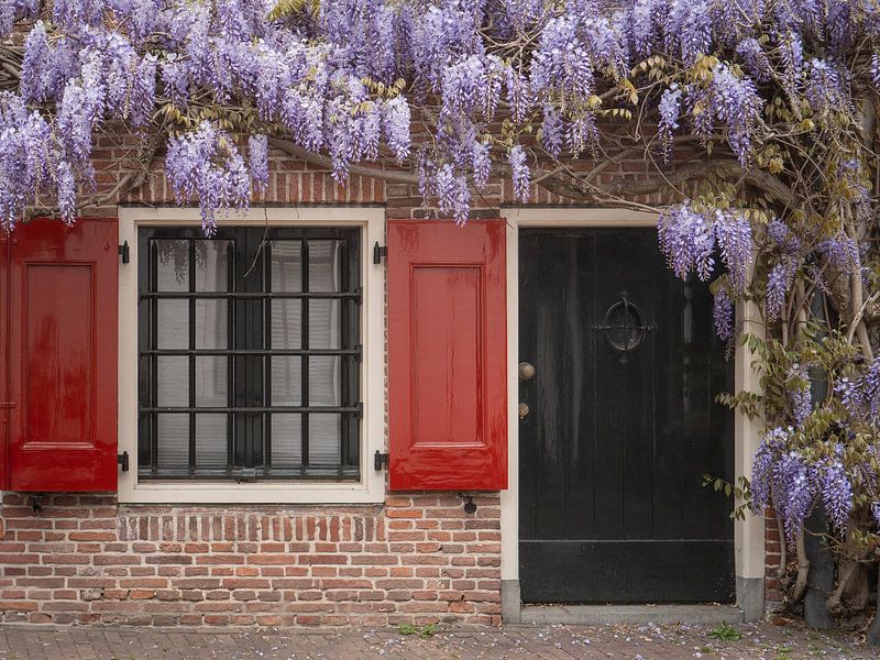 Blauwe regen in oude stadscentrum Amersfoort van Margreet Riedstra