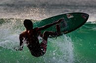 Surfer bij Dreamland Beach Bali van Willem Vernes thumbnail