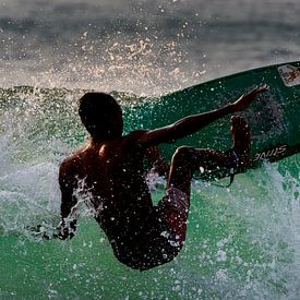 Surfer bij Dreamland Beach Bali von Willem Vernes