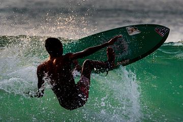 Surfer bij Dreamland Beach Bali van Willem Vernes
