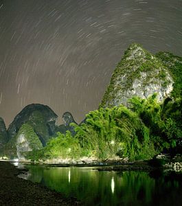 Sterrensporen boven het karst gebergte Yangshuo (China ) van Gregory Michiels Photography