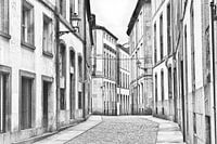 Zwart wit beeld van een lege straat in Santiago de Compostela op de pelgrimsroute naar de beroemde kathedraal