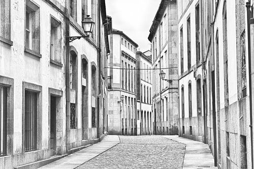 Image en noir et blanc d'une rue vide à Saint-Jacques-de-Compostelle, sur le chemin de pèlerinage vers la célèbre cathédrale.
