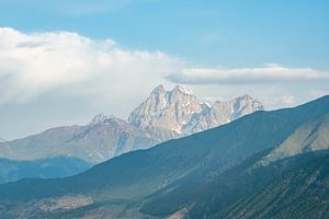 Uitzicht op de bergen van Ushba bij Mestia in Georgië van Leo Schindzielorz