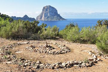 Spirals Life Journey vor dem Es Vedra Ibiza von Bianca ter Riet