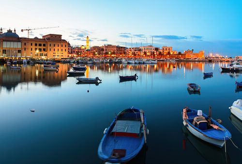 Avondbeeld van jachthaven met verschillende boten