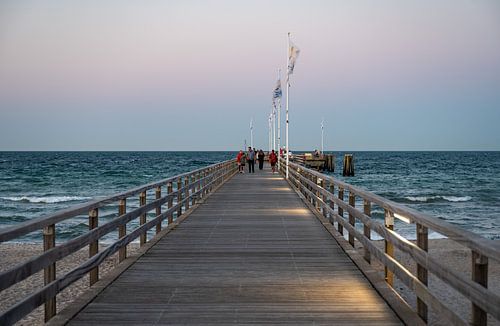 Die hölzerne Seebrücke an der Ostsee, Deutschland