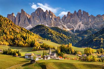 Sonniger Herbst in den Dolomiten in Südtirol