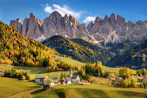 Zonnige herfst in de Dolomieten in Zuid-Tirol