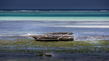 Oude vissers boot Zanzibar strand van Erwin Floor