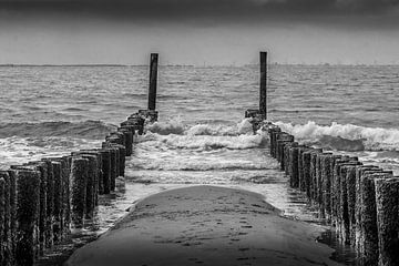 Brise-lames sur la plage de Zoutelande sur Ronald Massink