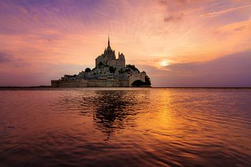 Sonnenuntergangslandschaft Mont Saint-Michel von Dennis van de Water