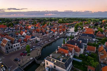 Makkum bei Sonnenuntergang aus der Luft von Ewold Kooistra