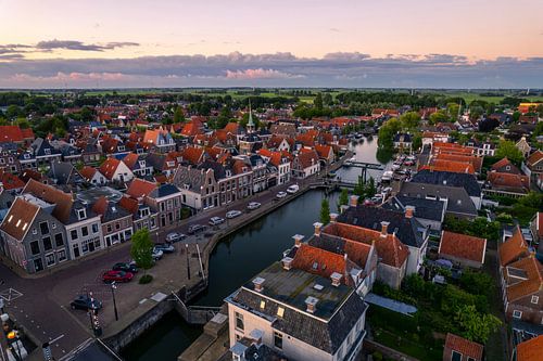 Makkum bij Zonsondergang vanuit de Lucht