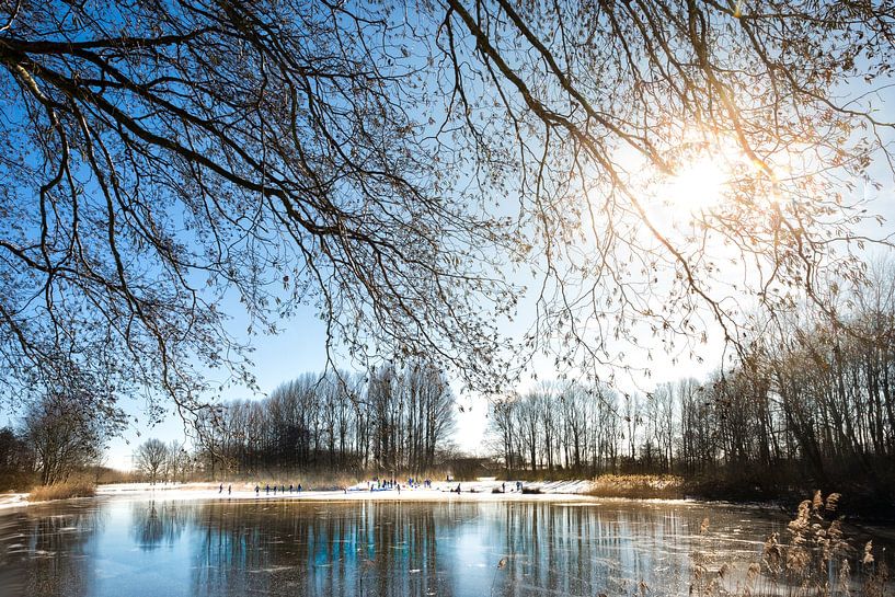 Winter in Nederland , ijspret op het ijs, schaatsen in de winter van Terschelling in beeld