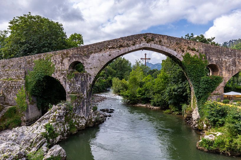 Römische Brücke in Canga de Onis von Easycopters