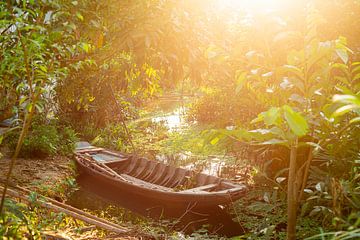 Bootje bij zonsondergang in Vietnam van Gijs de Kruijf
