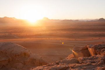 Wadi Rum Sunset - part 2 van Laura Vink