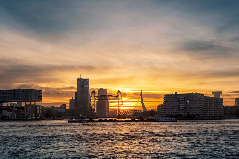 Oude monumentale spoorbrug genaamd De Hef en de Erasmusbrug in Rotterdam van Tjeerd Kruse