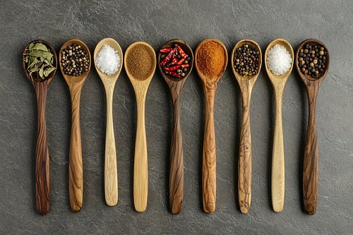 Houten lepels met kruiden en specerijen