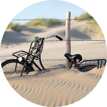 Fiets bedolven onder het zand van Maurice Haak