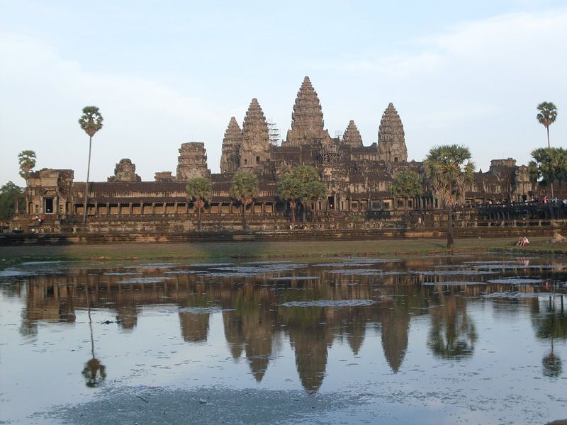 Angkor Wat - Cambodia - by days end van Daniel Chambers
