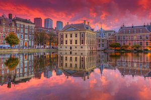 Prachtig avondrood boven Mauritshuis en Binnenhof Den Haag van Rob Kints