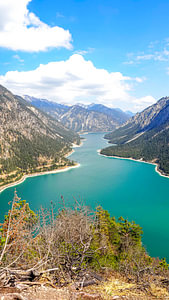 Der Plansee bei Reutte mit türkisfarbenem Wasser und alpiner Bergkulisse.
