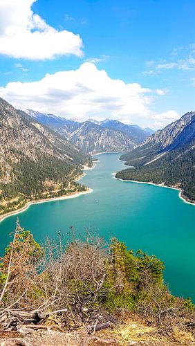 De Plansee in de buurt van Reutte met zijn turquoise gekleurde water en alpine bergachtergrond.