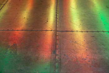 Reflets colorés sur un sol métallique