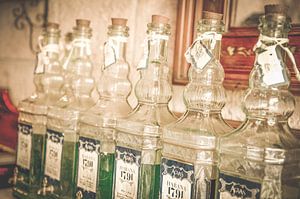 alte Flaschen von Havanna Cuba von Emily Van Den Broucke