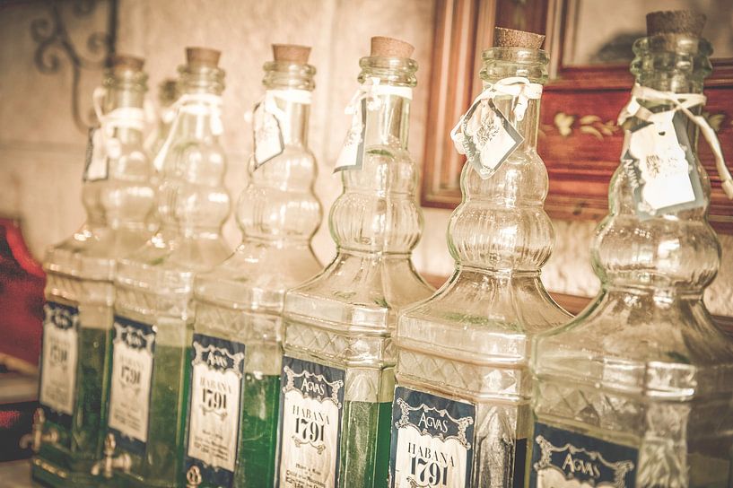 de vieilles bouteilles de Havana Cuba par Emily Van Den Broucke