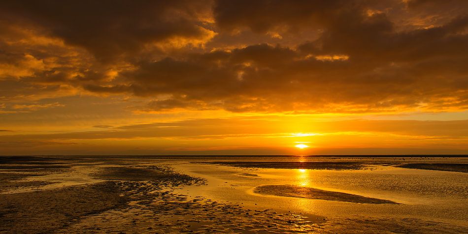 Zonsondergang op het strand van Schiermonnikoog aan het eind van de dag