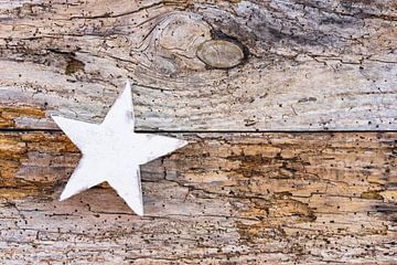 Décoration de Noël en étoile sur un vieux fond en bois sur Alex Winter