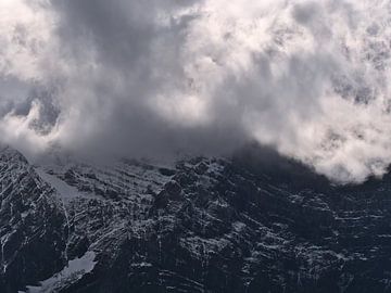 Wolken boven Mount Sarrail van Timon Schneider