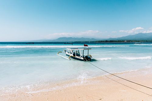 Vissersboot voor de kust van Gili Air (Indonesië)