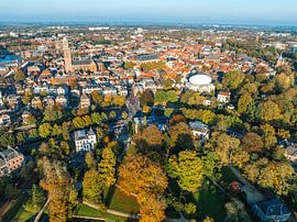 Luftaufnahme der Stadt Zwolle an einem schönen Herbsttag von Sjoerd van der Wal Fotografie