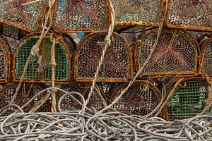 Viskorven en touwen in de haven van Fisterra van Johan Pape