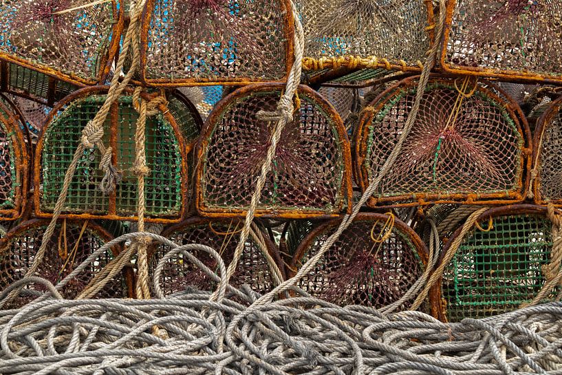 Fischkörbe und Seile im Hafen von Fisterra von Johan Pape