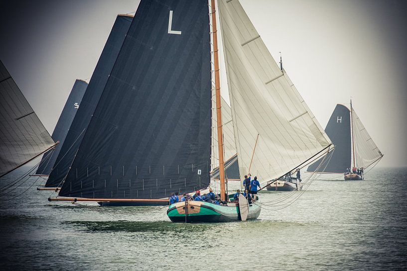 Skûtsjes voor de wind op het IJsselmeer van Fonger de Vlas