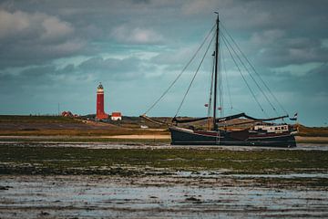 Zeilboot in laag tij bij De Cocksdorp van Rolf Berends