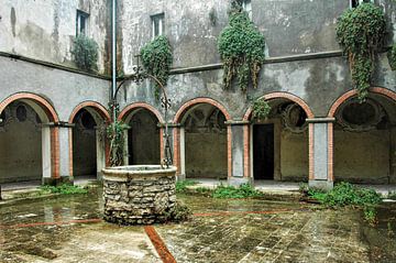 Wasserbrunnen in einem Innenhof eines verlassenen Klosters.