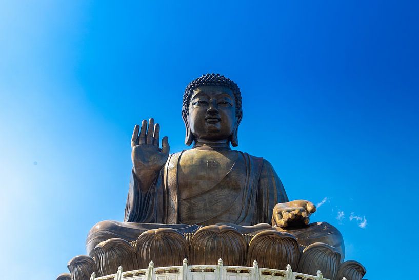 Der bronzene Tian-Tan-Buddha auf der Insel Lantau in Hongkong von Kim Willems