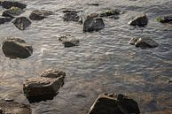 Ruwe brokken steen in het water van Ruud Morijn thumbnail
