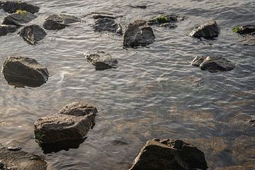 Grobe Steinbrocken im Wasser
