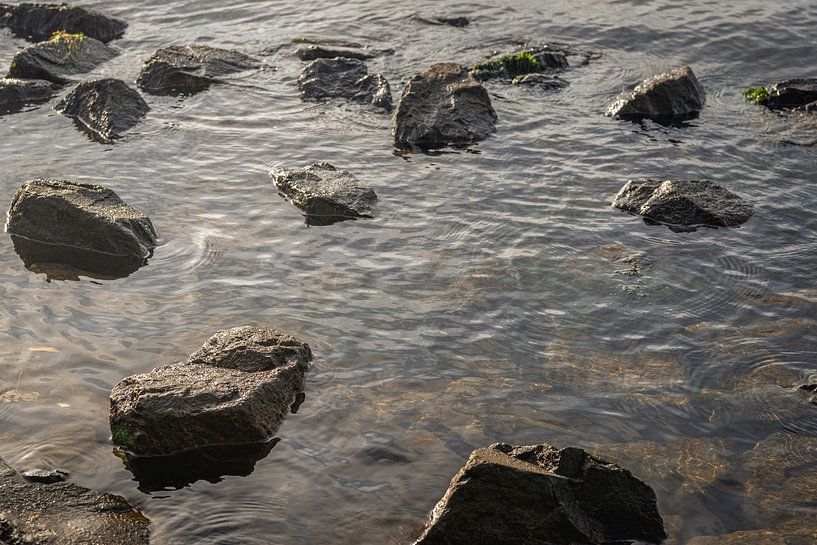 Ruwe brokken steen in het water van Ruud Morijn