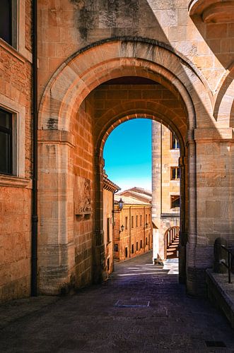 Zonlicht door historische boog in San Marino – warme mediterrane architectuur