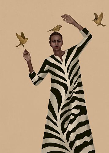 Femme portant une robe à motifs d'oiseaux et zébrés