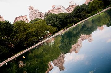 Fifth Avenue reflected in Central Park van Jacintha Van beveren
