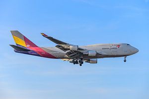 Asiana Cargo Boeing 747-400 kurz vor der Landung.